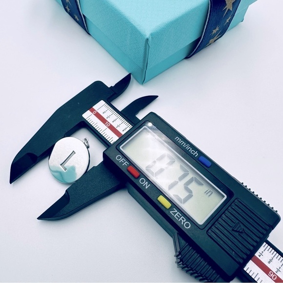 Tiffany & Co. Letter L Round Tag Initial Charm in Sterling Silver with Pouch - Picture 7 of 8